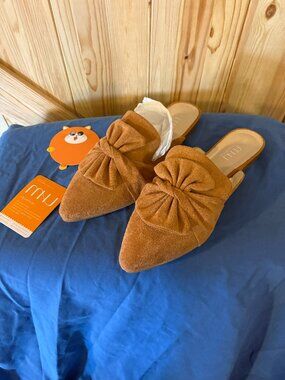 MUSSHOE Tan Suede Bow Mules Pointed Toe Slip On Flats NIB Size 9